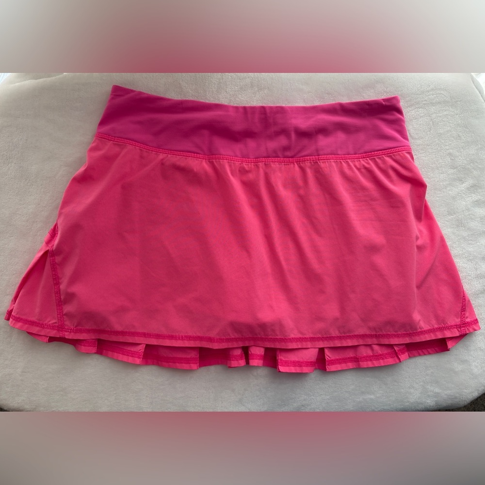 Lululemon Athletica Vibrant Pink skirt. Excellent condition size 6